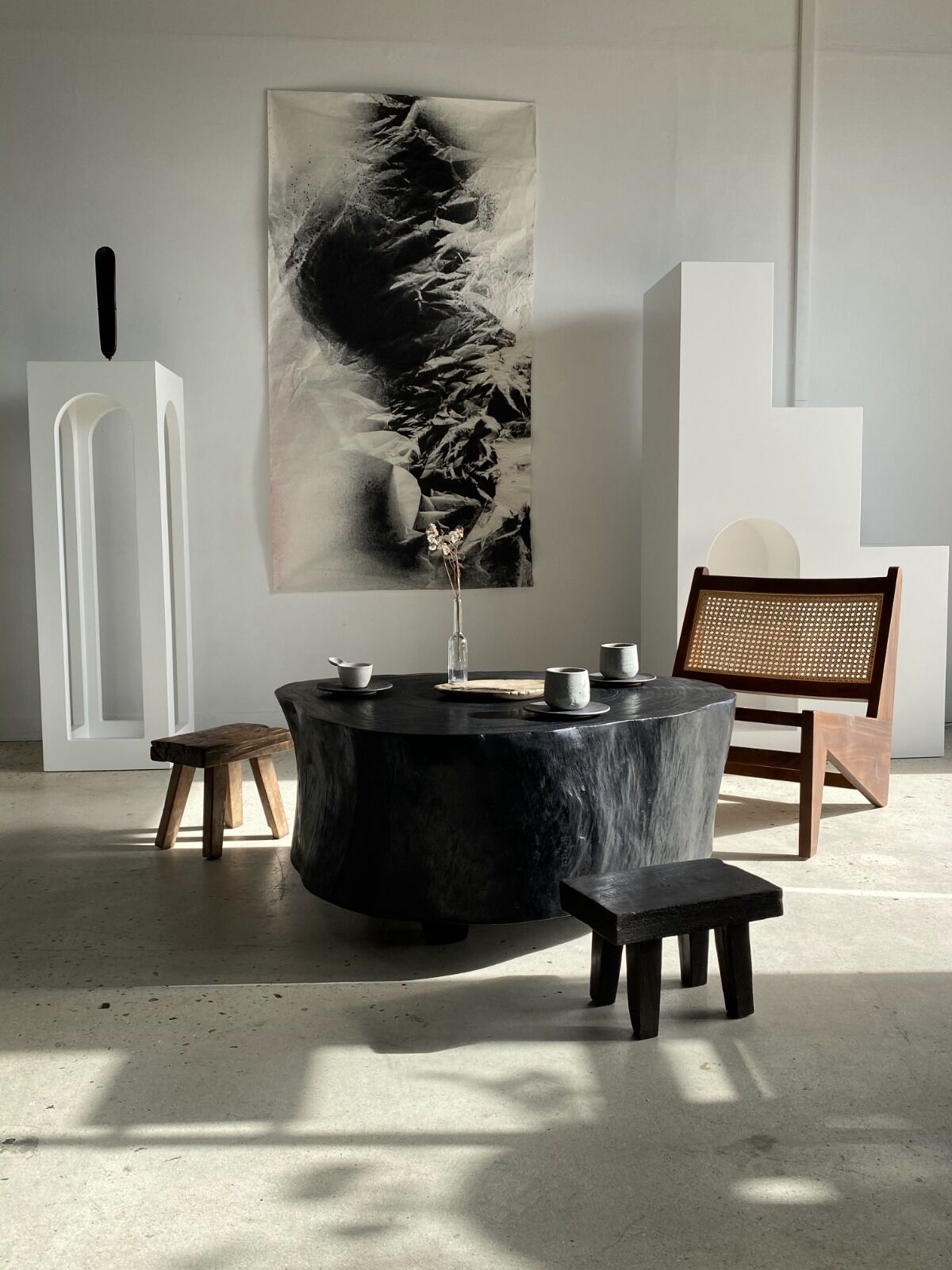 Table basse noire en bois massif