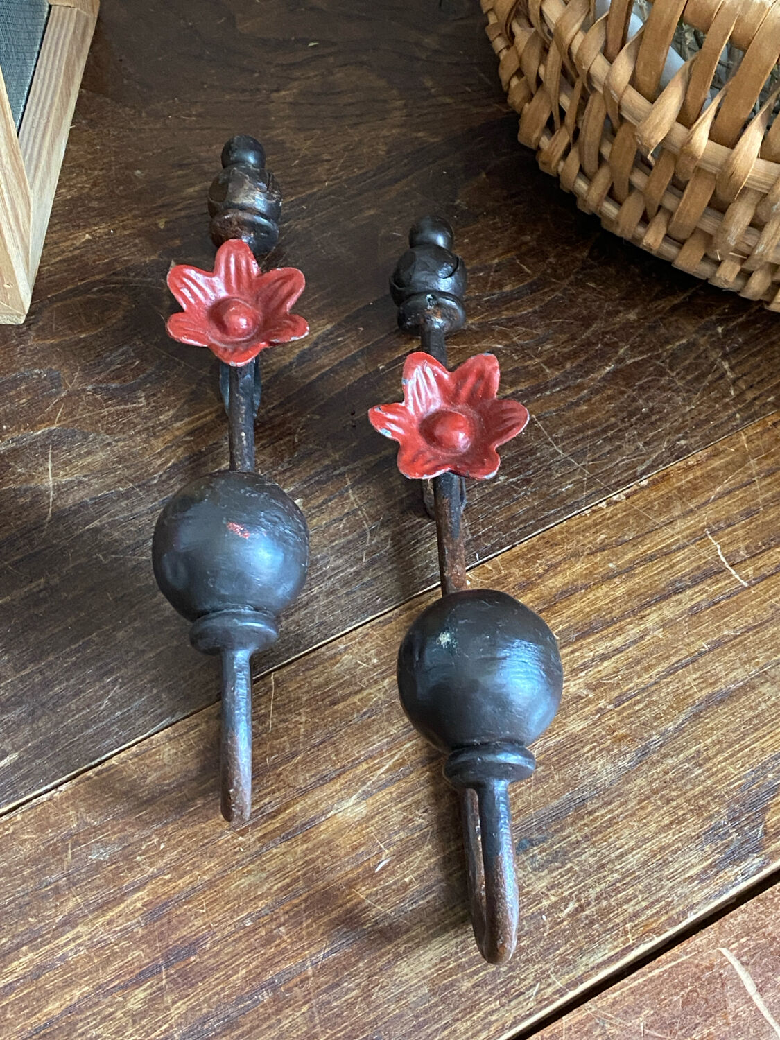 Pair of wall hooks in cast iron