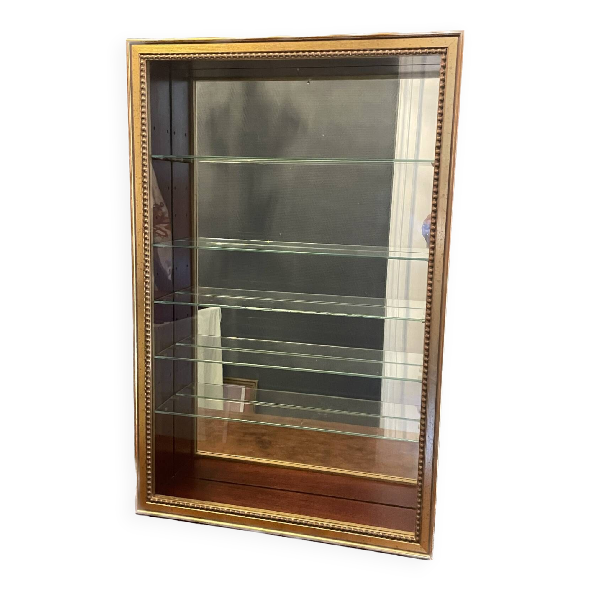 Vitrine en bois doré à suspendre .