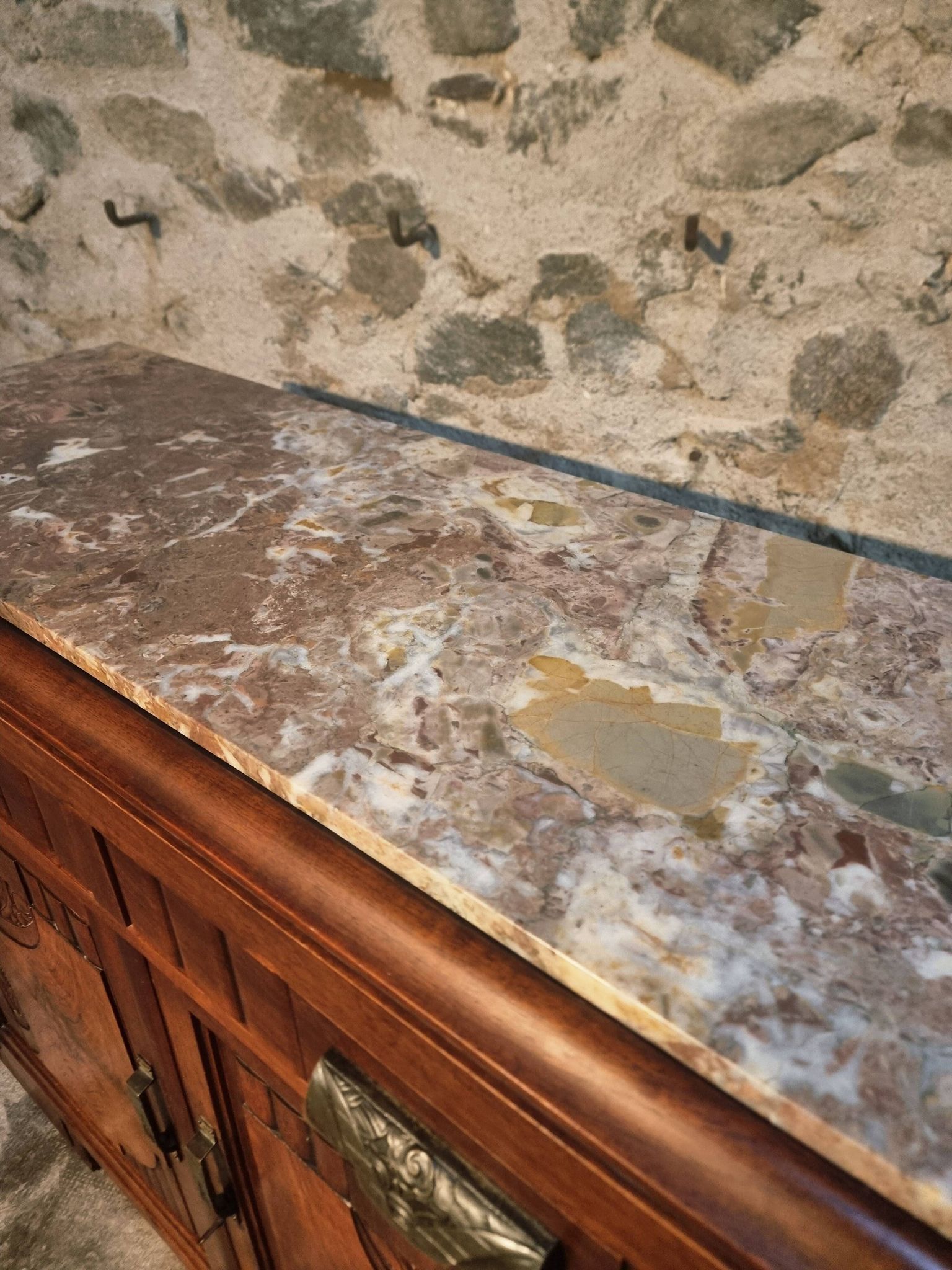 Buffet art déco français en noyer avec plateau en marbre (années 1930)