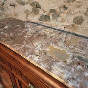 Buffet art déco français en noyer avec plateau en marbre (années 1930)