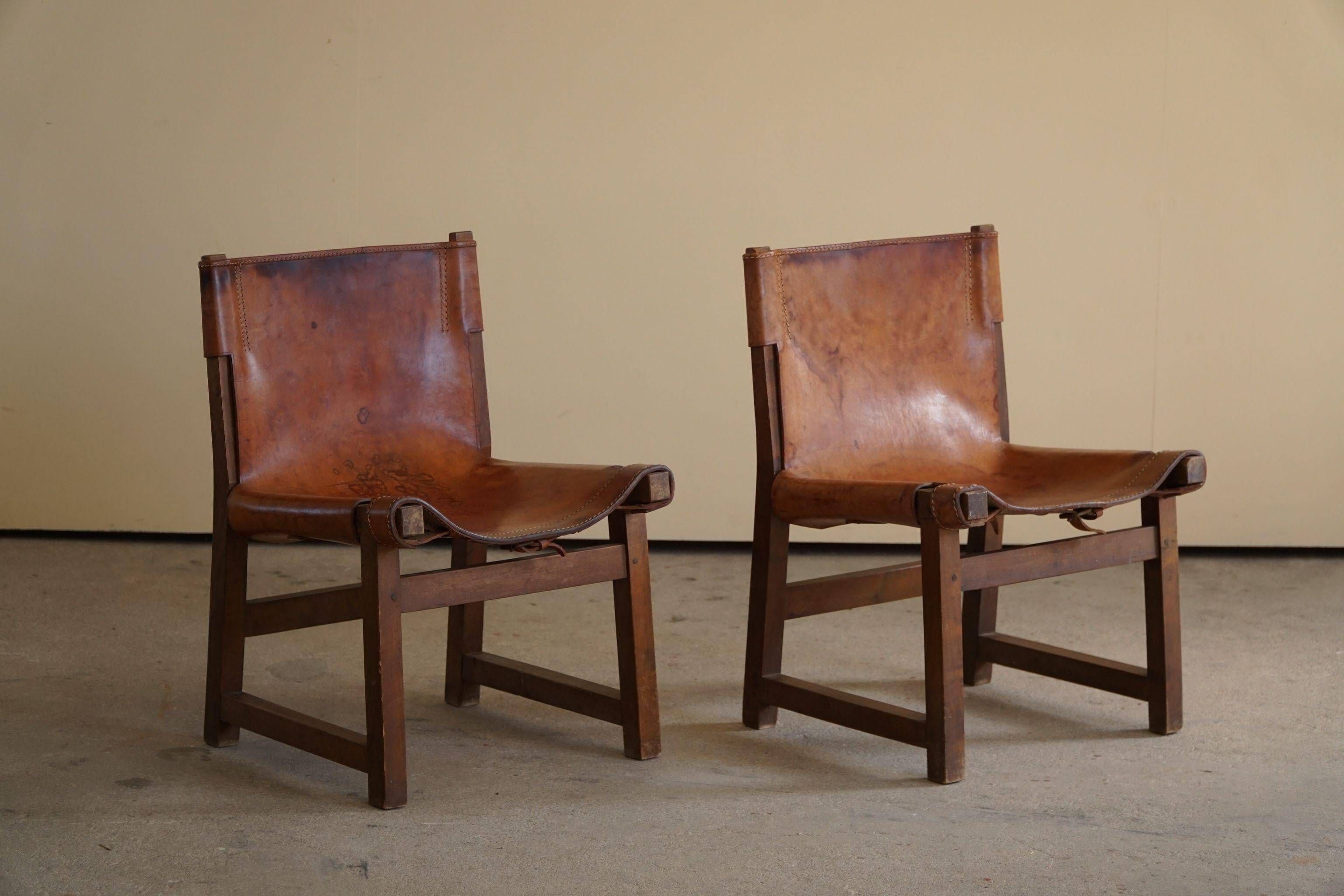 Paco Muñoz, Pair of lounge hunting armchairs, model "Riaza", leather and walnut, 1960