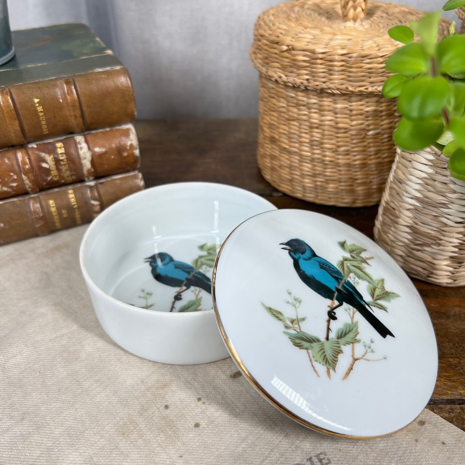 Round porcelain box "bird"