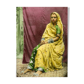 Portrait d’une jeune femme, Rajasthan vers 1920, photographie ancienne colorée