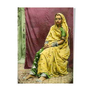 Portrait d’une jeune femme, Rajasthan vers 1920, photographie ancienne colorée