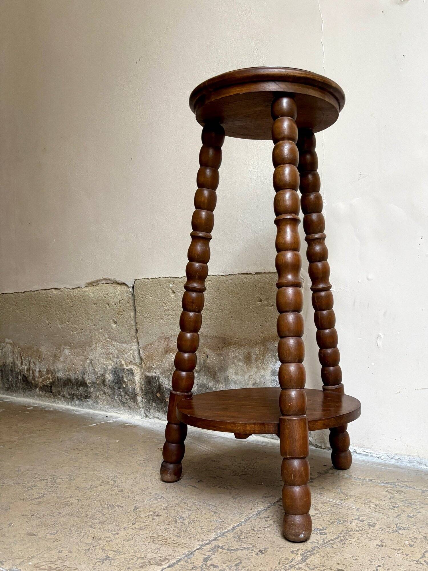 Sellette tripode en bois foncé