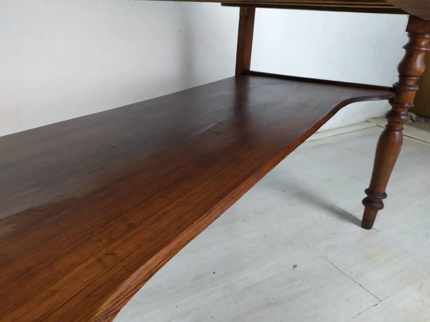 Burgundy marble dressing table