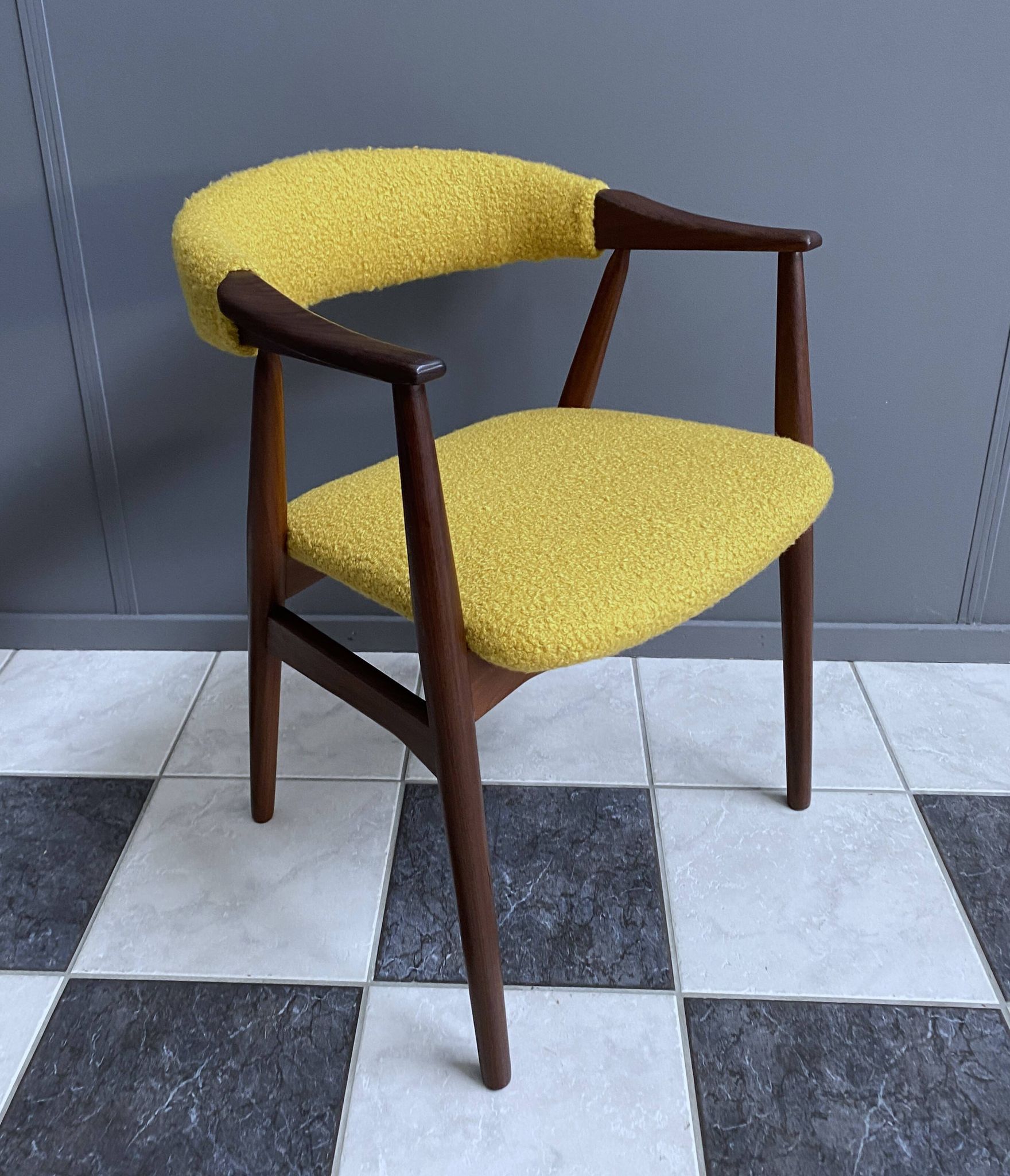 Chaise Thomas Harlev modèle 213 en Boucle jaune