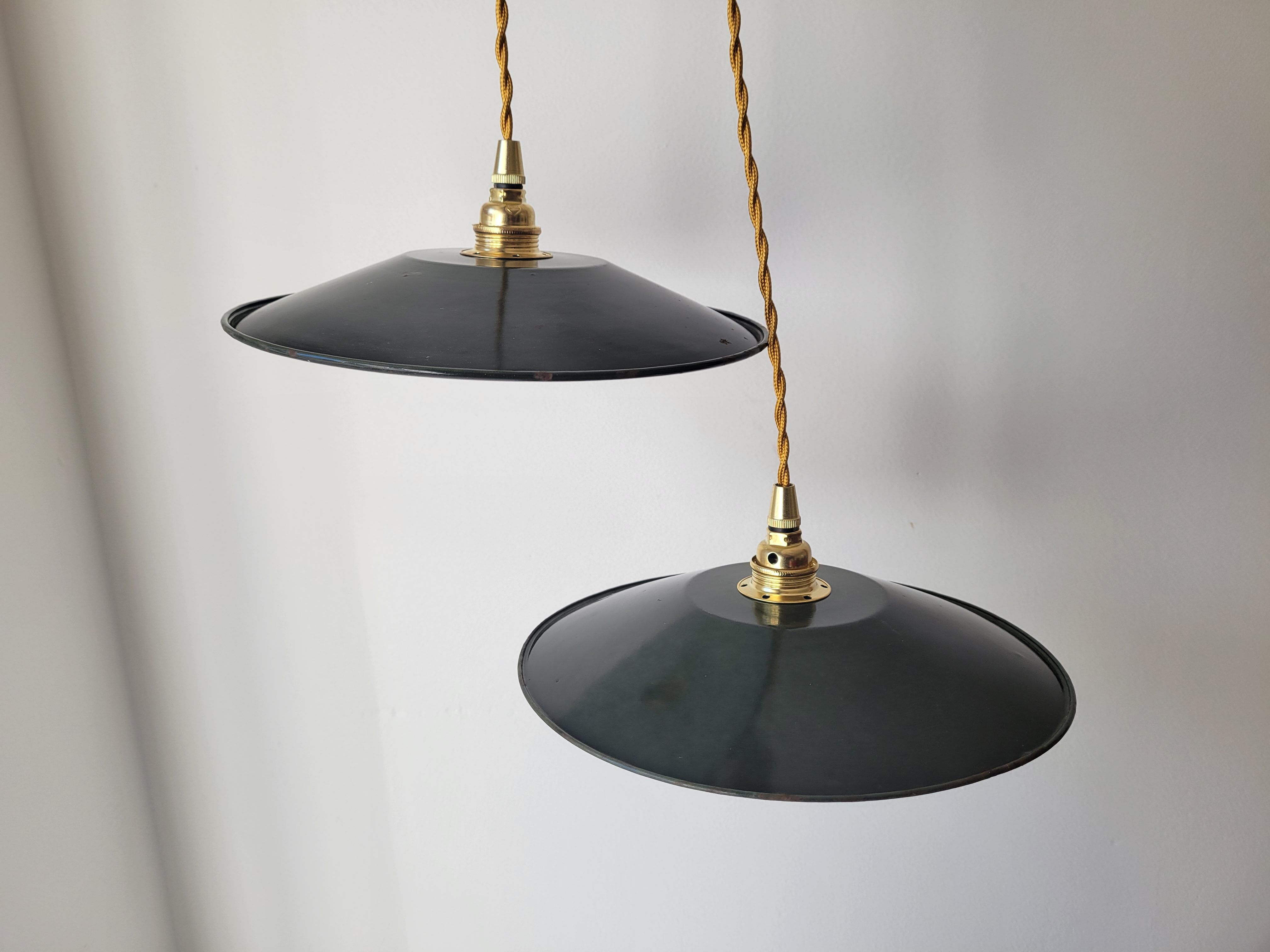 Pair of enamelled suspensions