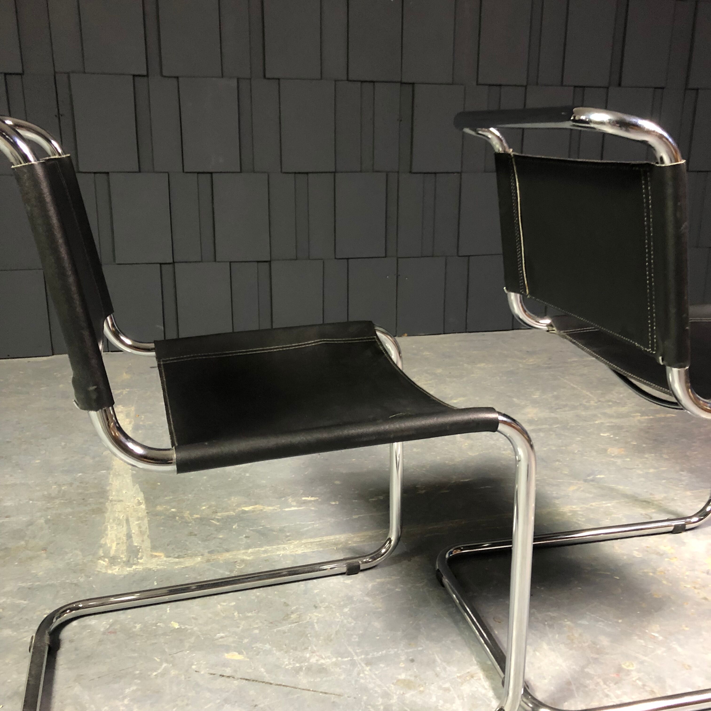 Paire de chaises S33 cuir noir et chrome