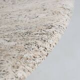 Grande table de salle à manger ronde sculpturale en travertin blanc crème, Italie, 1970