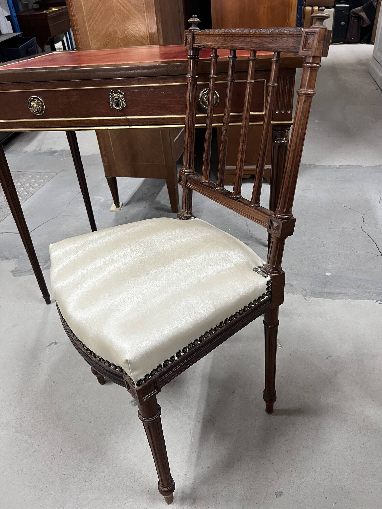 Flat desk and Louis XVI style chair in mahogany veneer (nineteenth century)