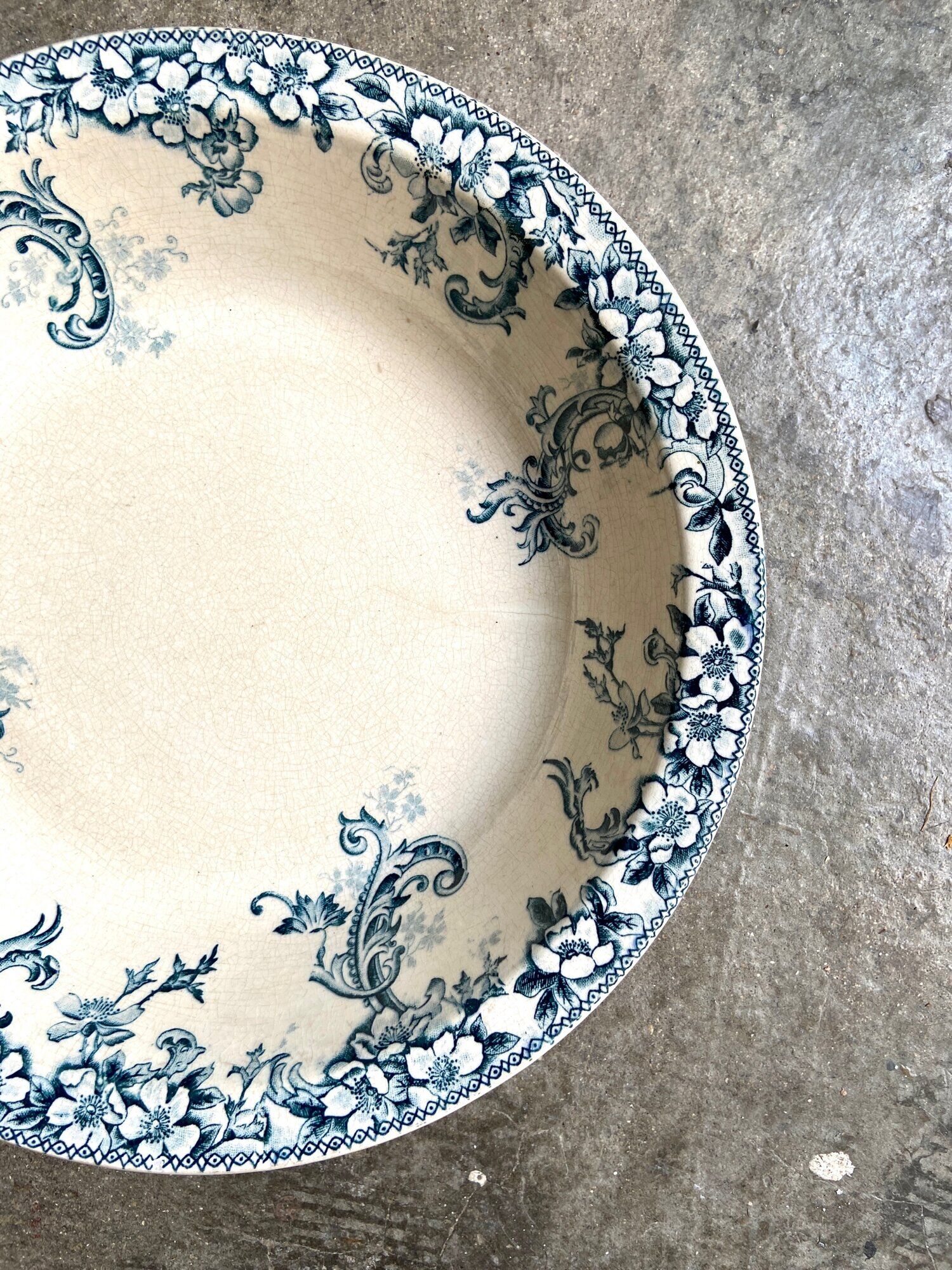 Round and hollow dish Boulenger & Cie in white and blue enamelled iron earth, "Wild rose" service