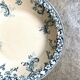Plat rond et creux Boulenger & Cie en terre de fer émaillée blanche et bleue, service "Wild rose"