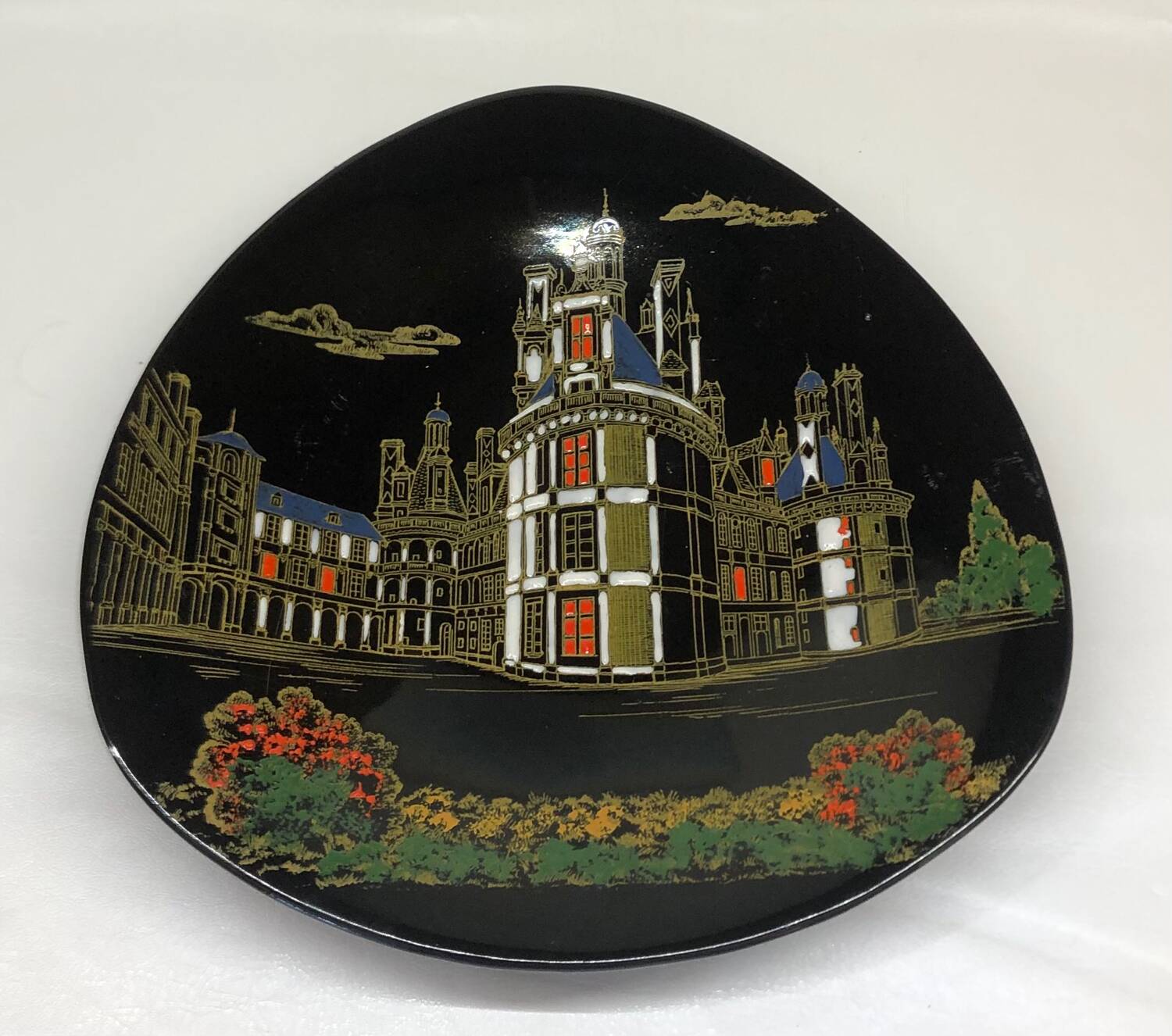 Plat en céramique de Longwy, décor Chambord par Valenti