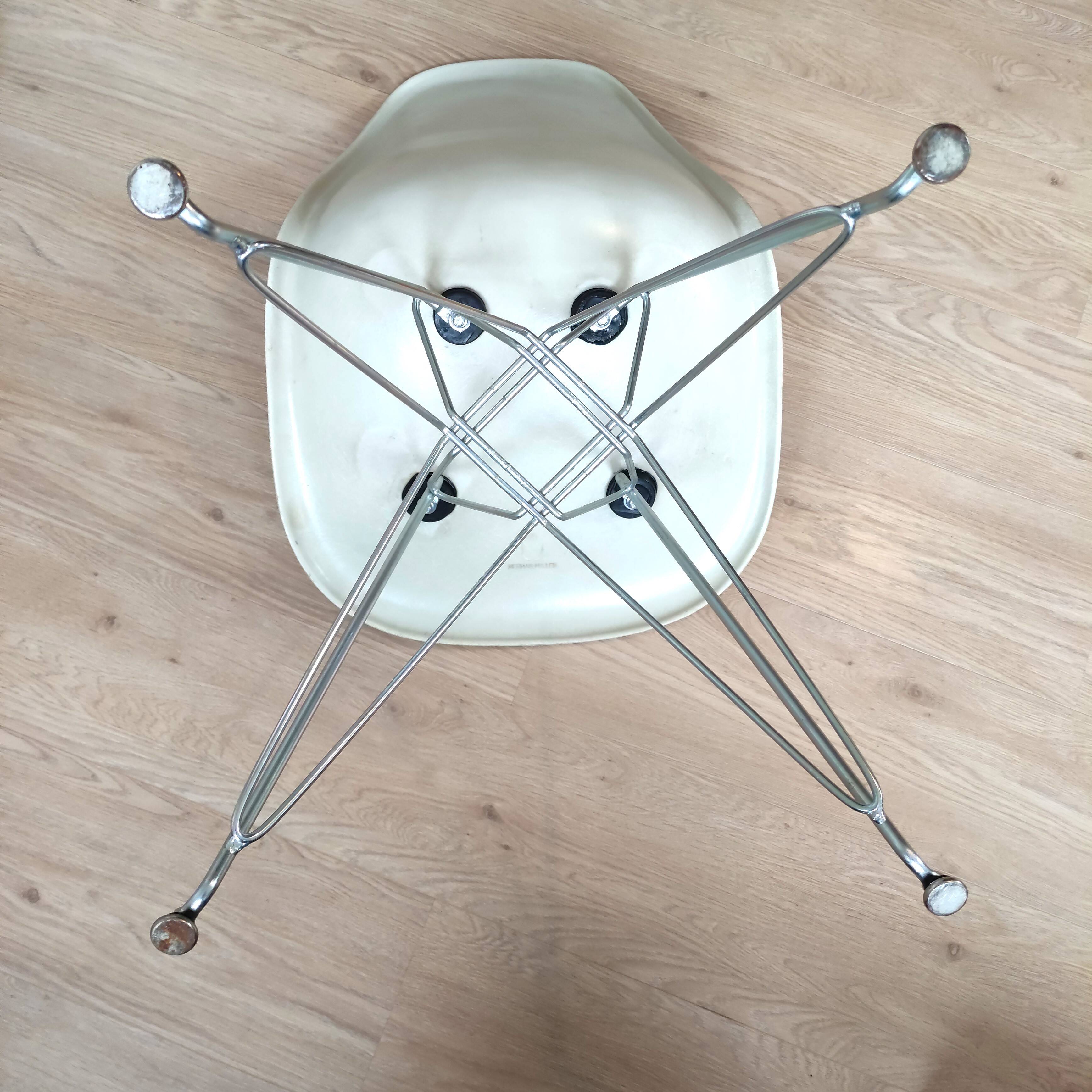 Vintage set of 4 fiberglass dining chairs by Eames – Herman Miller