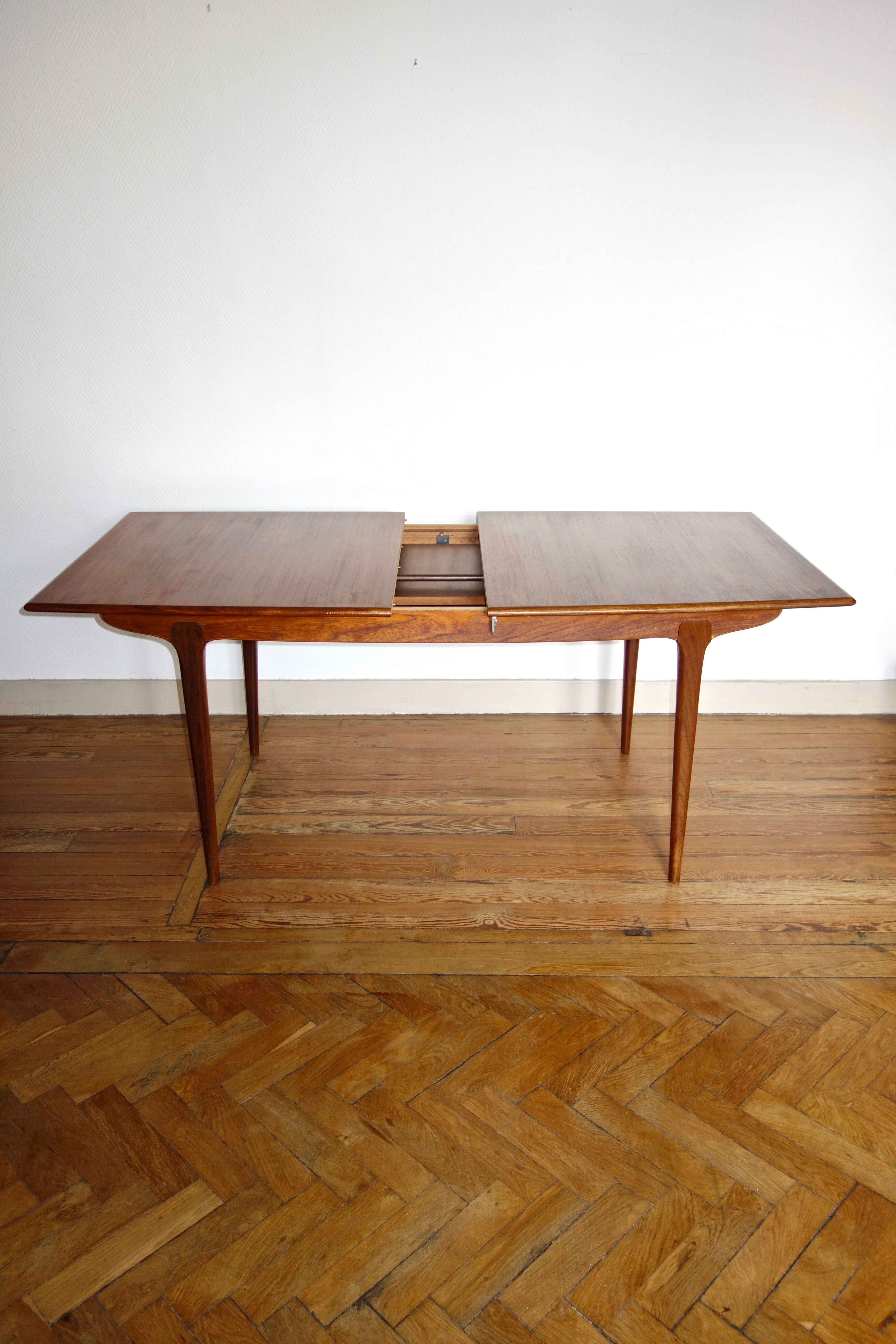 Scandinavian extendable table in teak of the 1960s