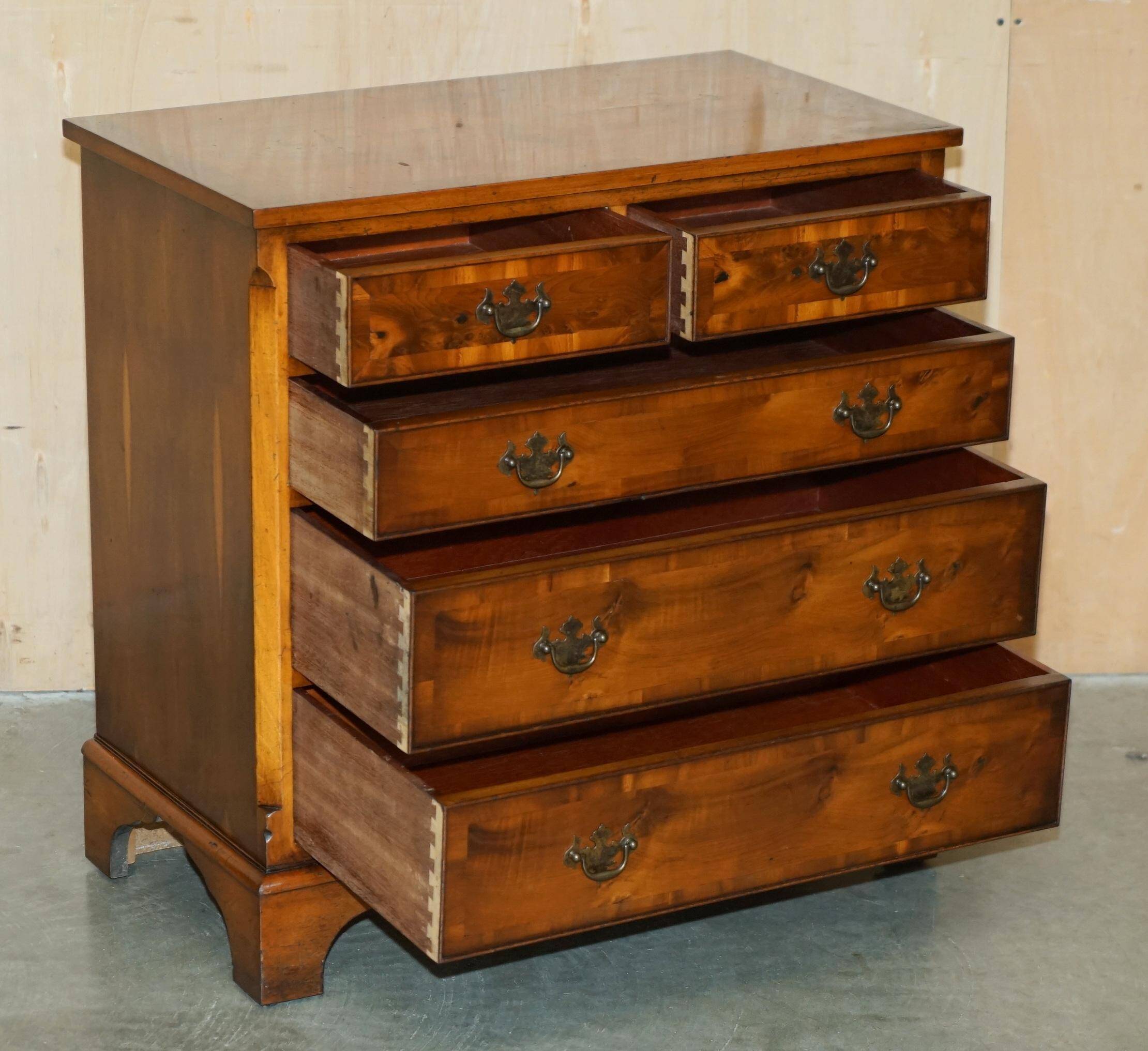 Georgian commode in yew wood with burr and burl grain, medium size.