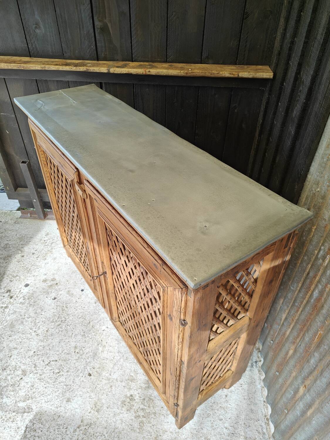Support buffet in solid pine, zinc top, late 19th century.