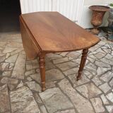 Round extending table in solid walnut, 19th century