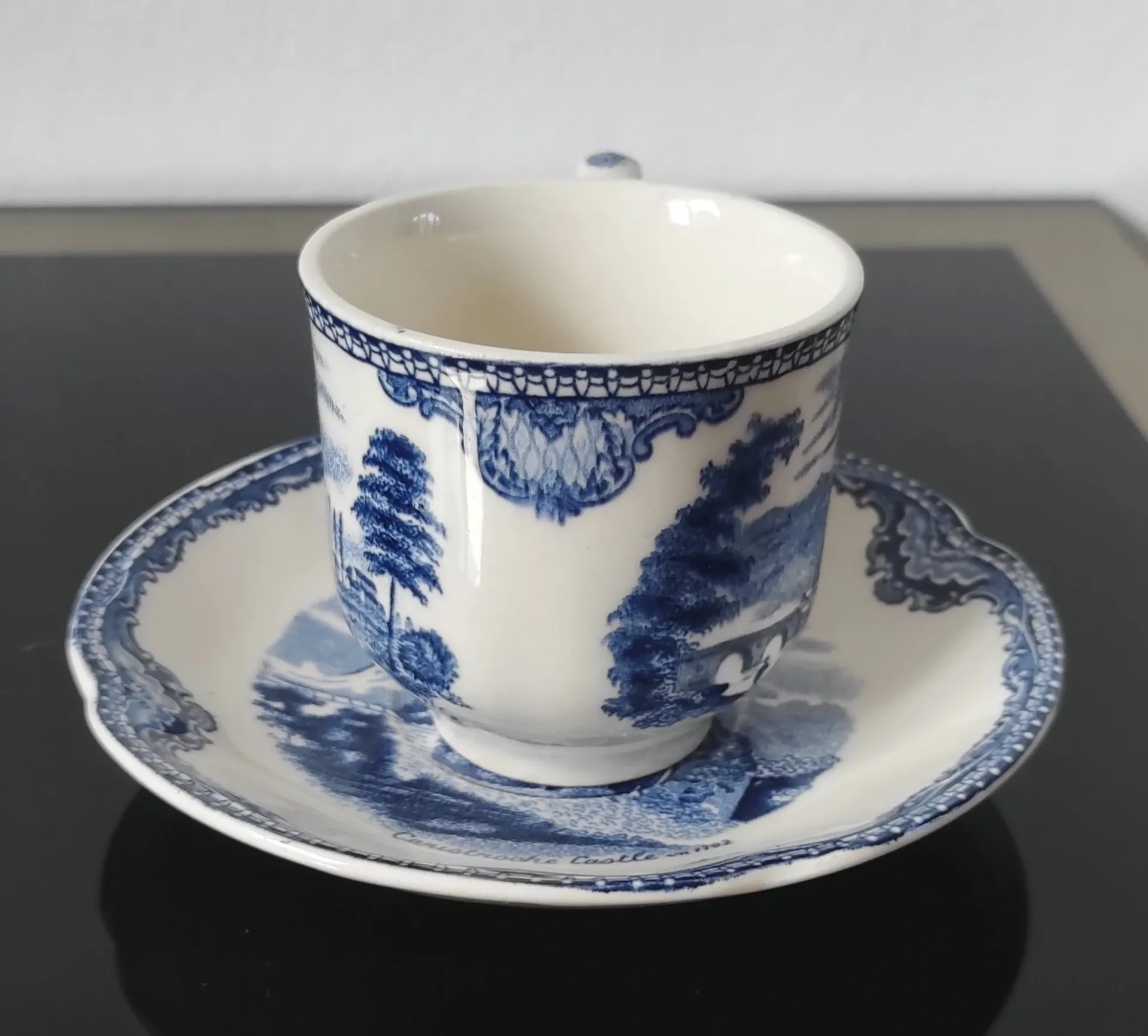 Lot de tasses et soucoupes vintage