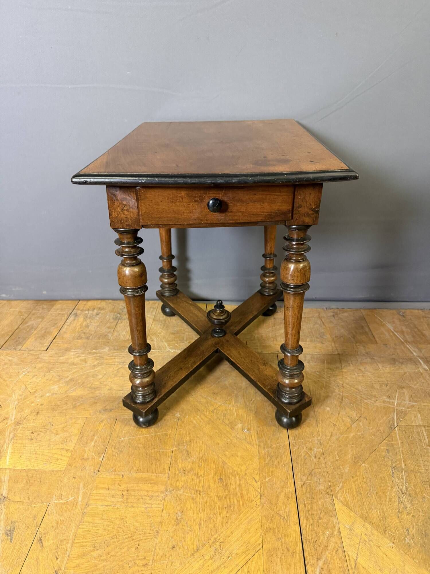 Table Louis XIII