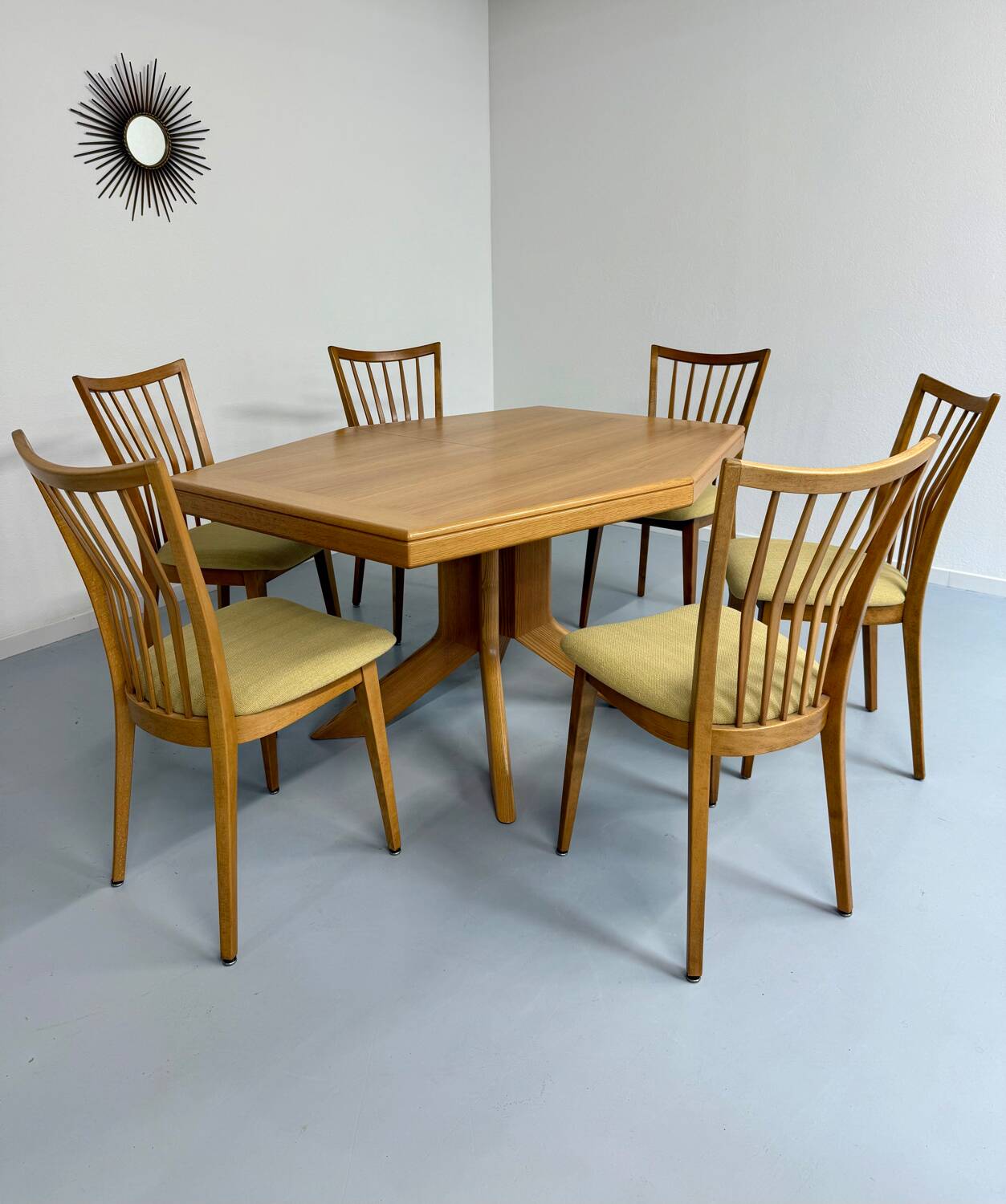 Ancienne table en bois massif octogonal a rallonge design Girsberger