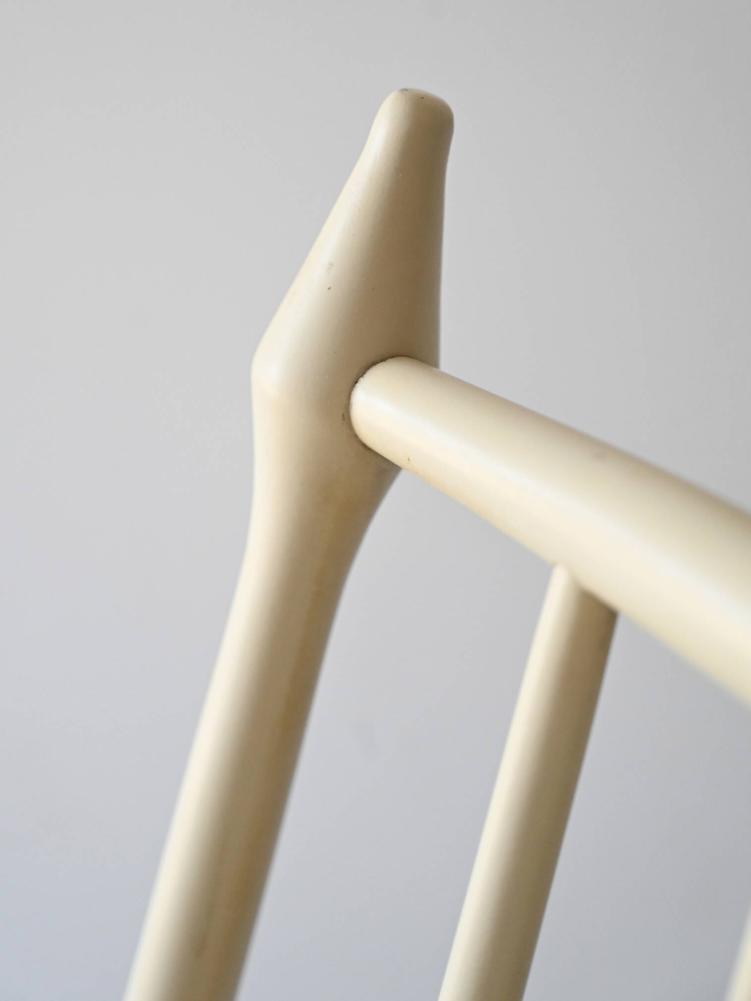 Chaise à bascule en bois écru
