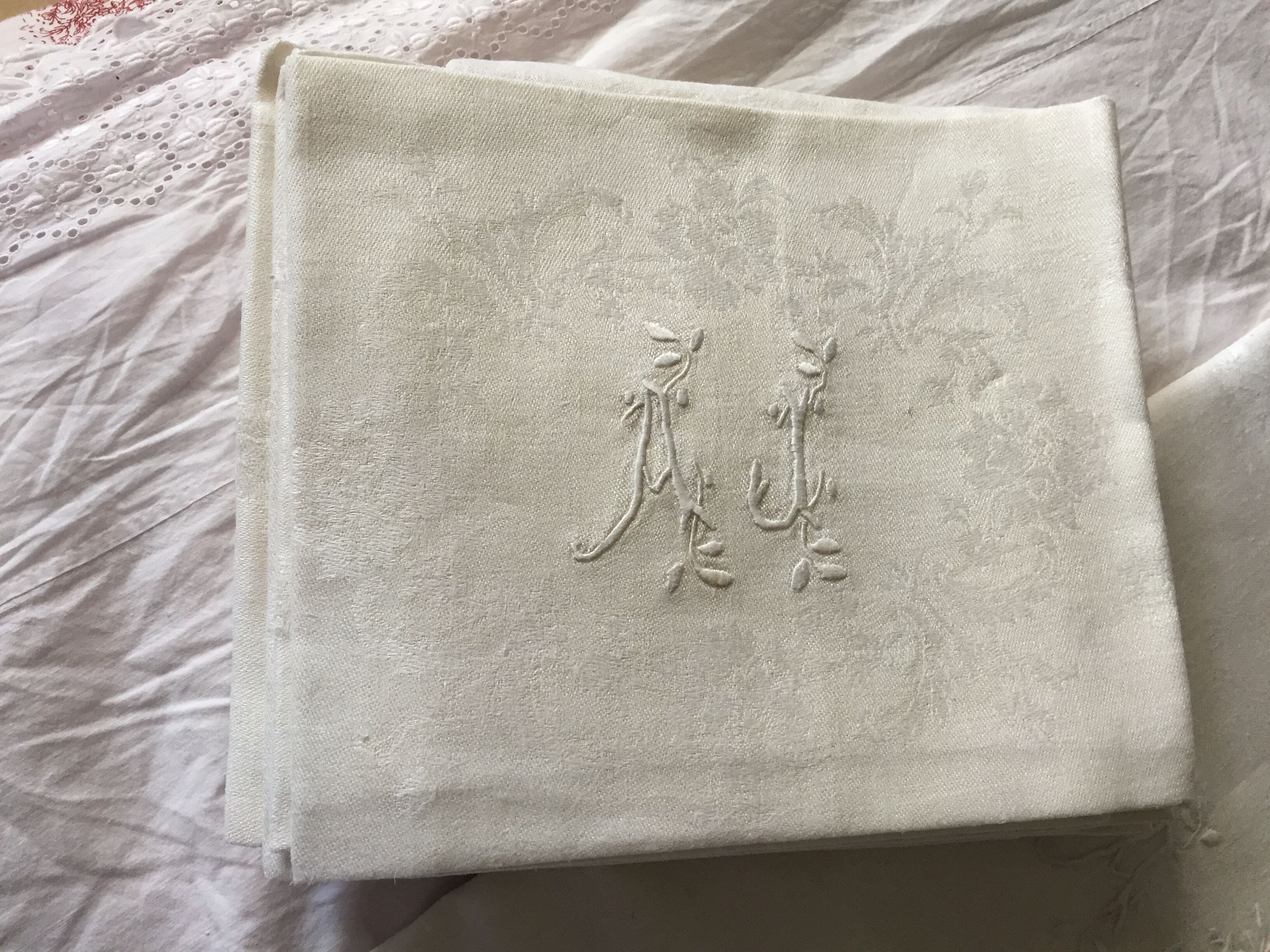 All tablecloth and napkins monogramee
