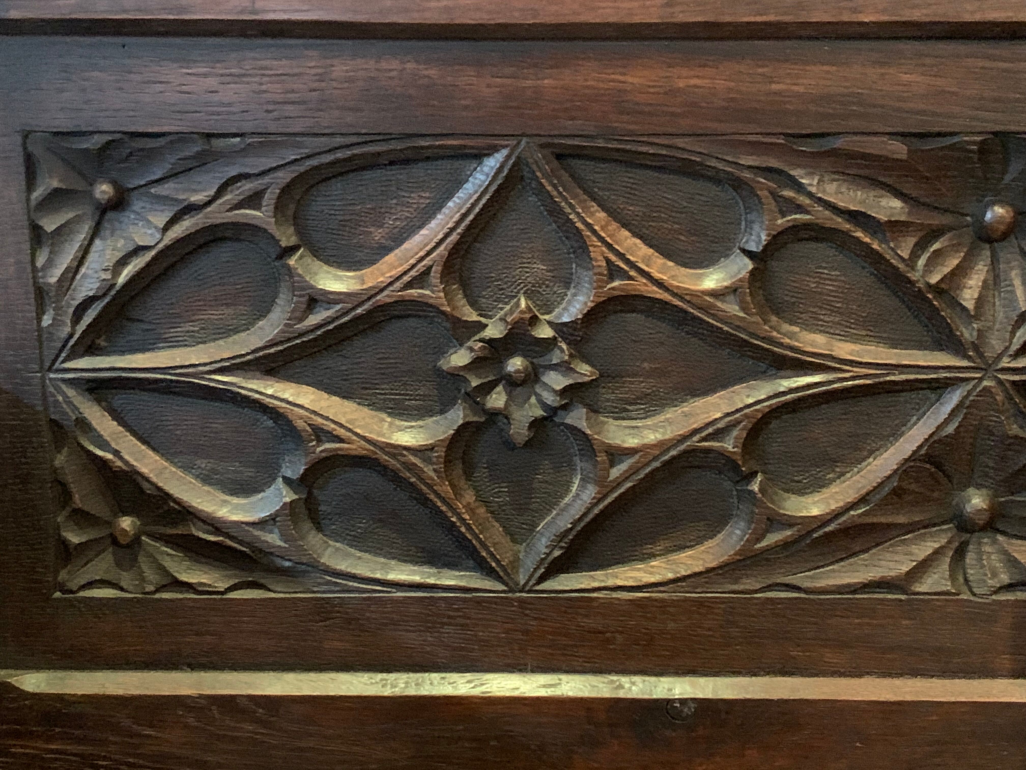 Neo-Gothic chest bench