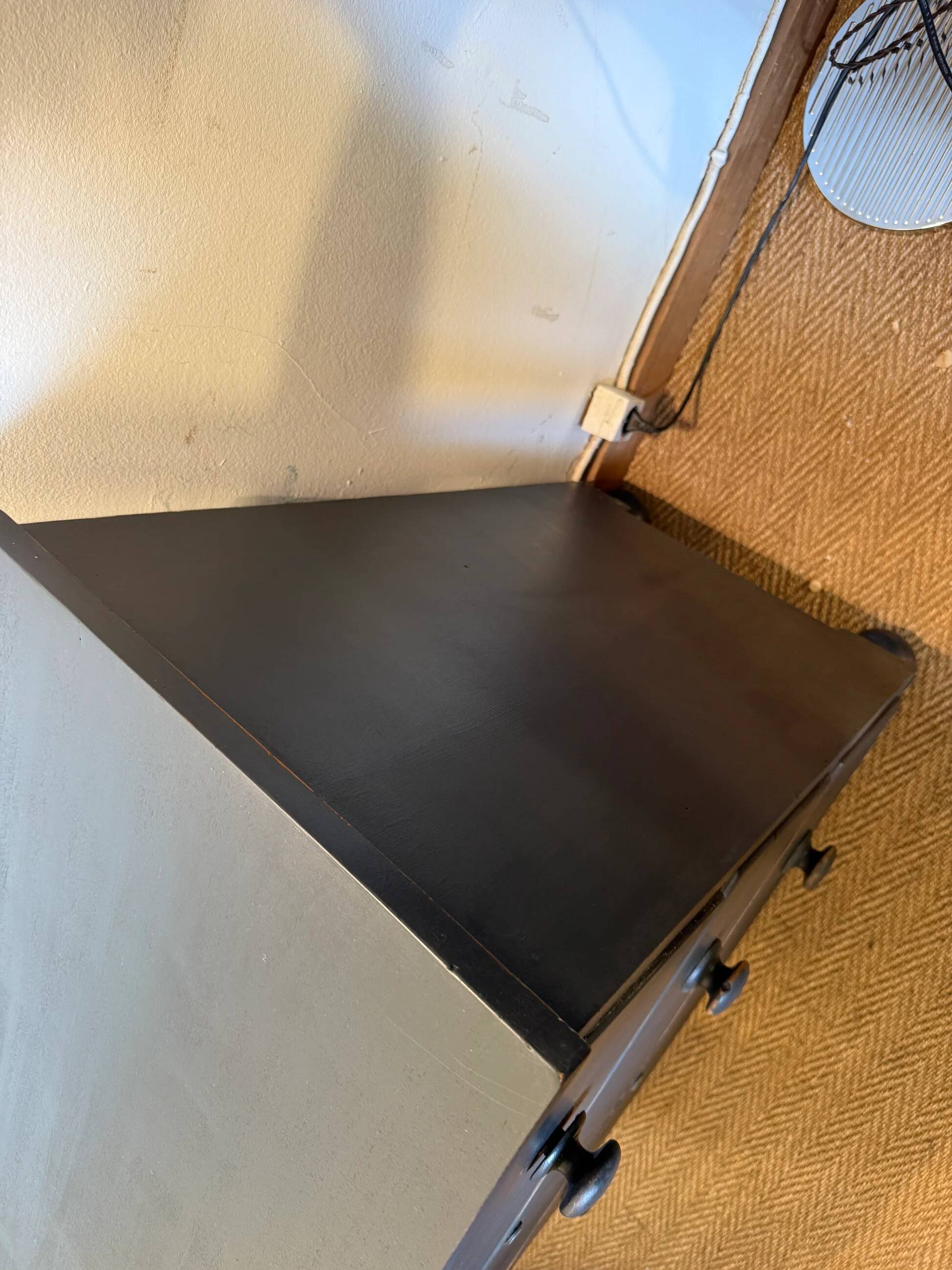 Commode anglaise en bois patiné noir