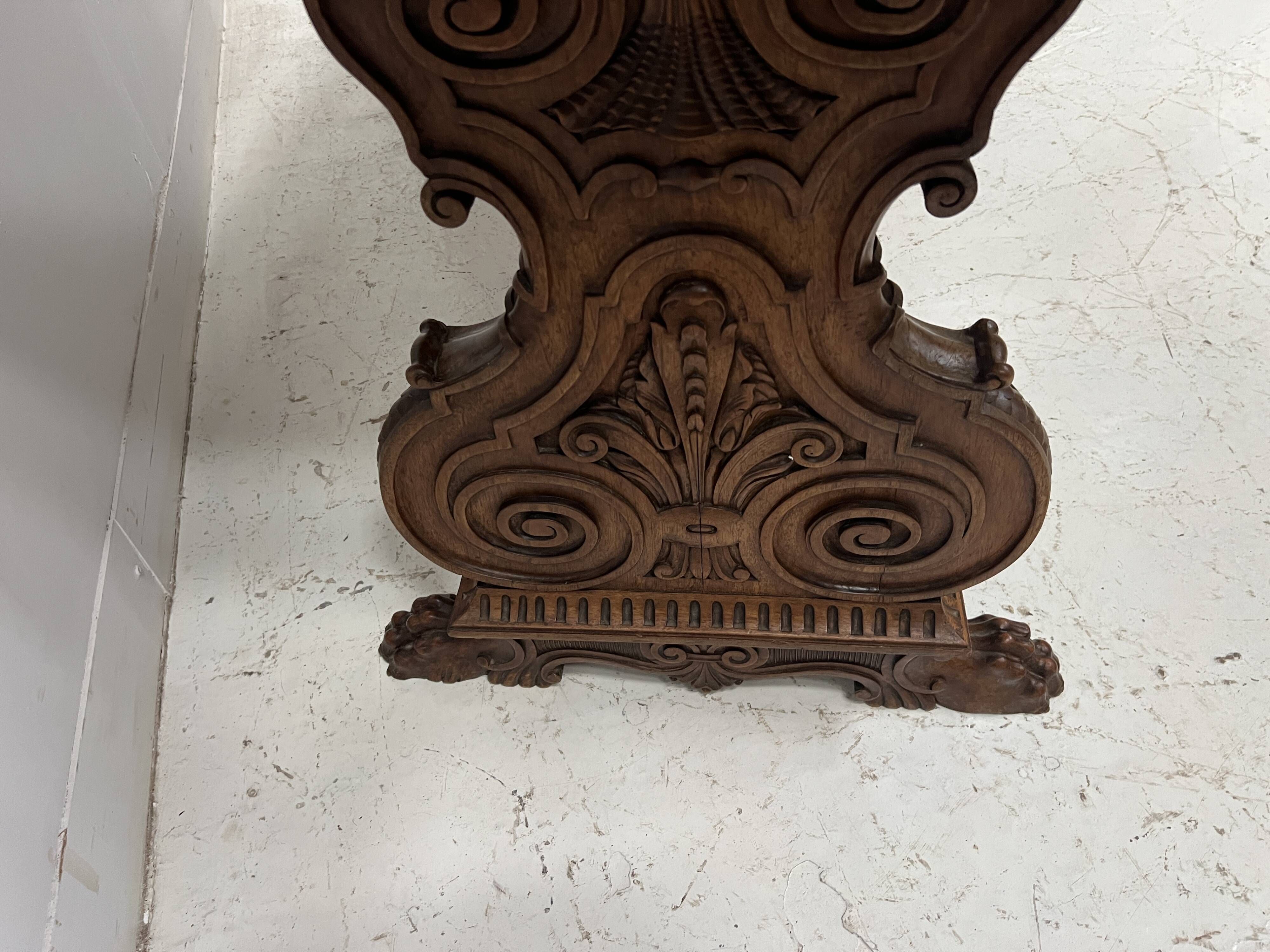 Table a manger de style Renaissance en bois massif sculpté XX siècle