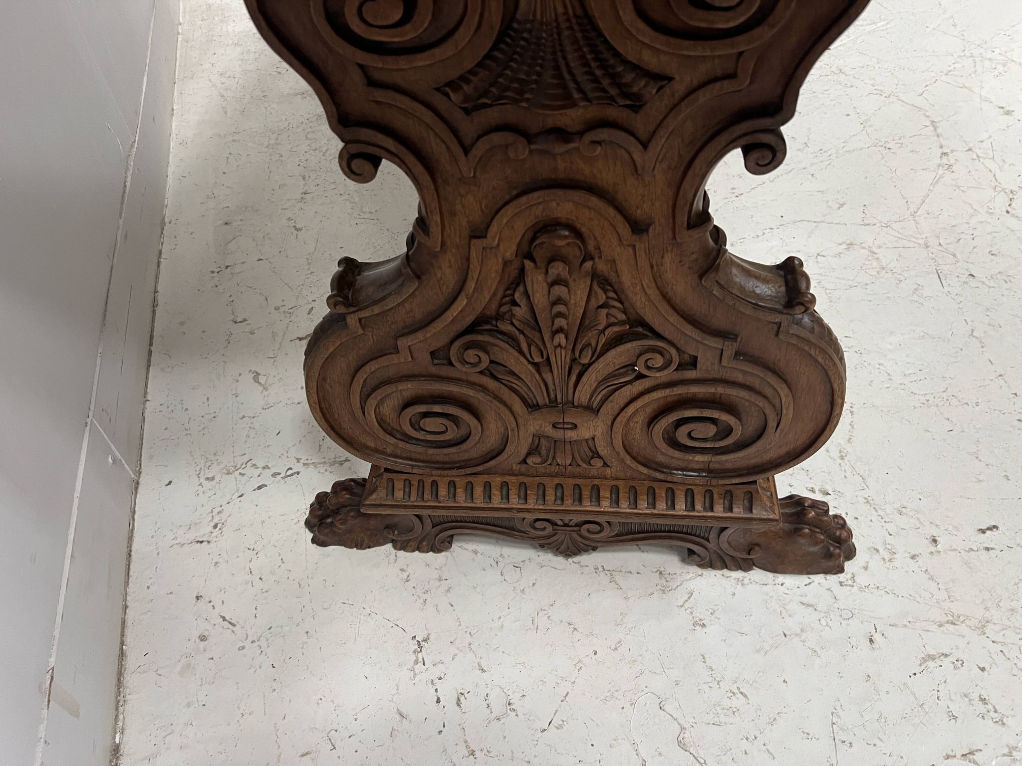 Table a manger de style Renaissance en bois massif sculpté XX siècle