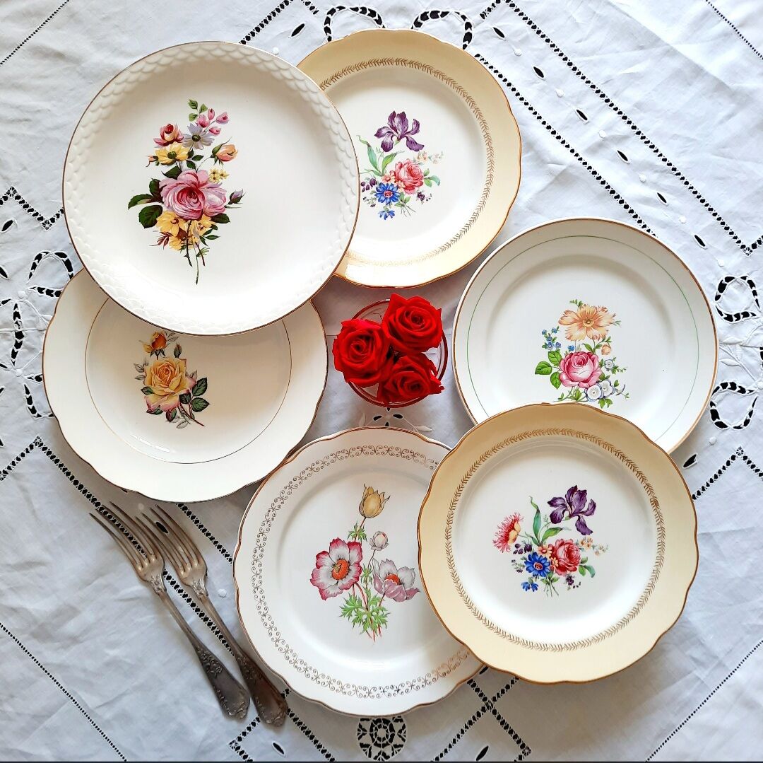 Flat earthenware plates with gilded edges