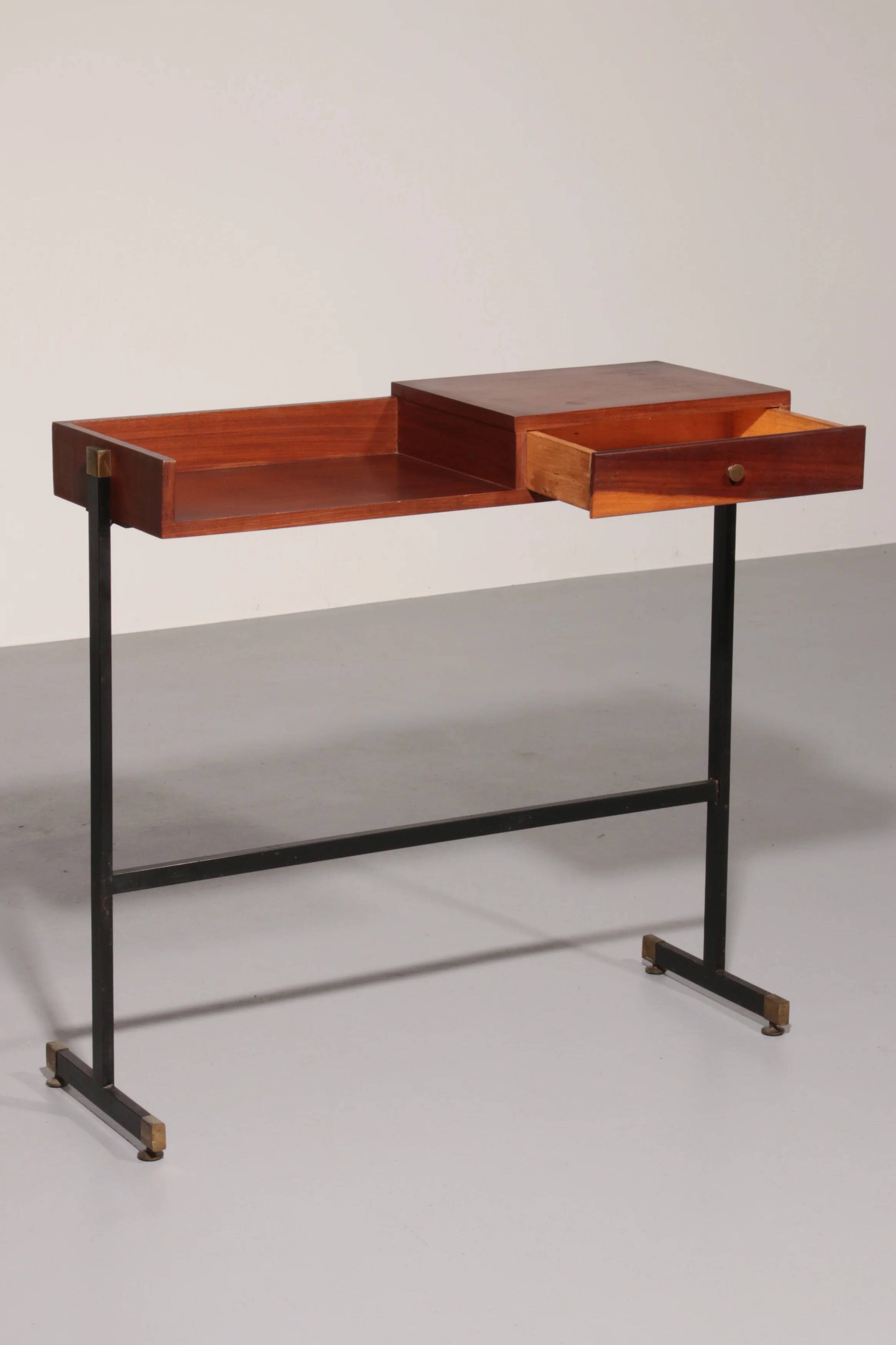 Rare console / table d'écriture italienne moderne du milieu du siècle par Ico Parisi.