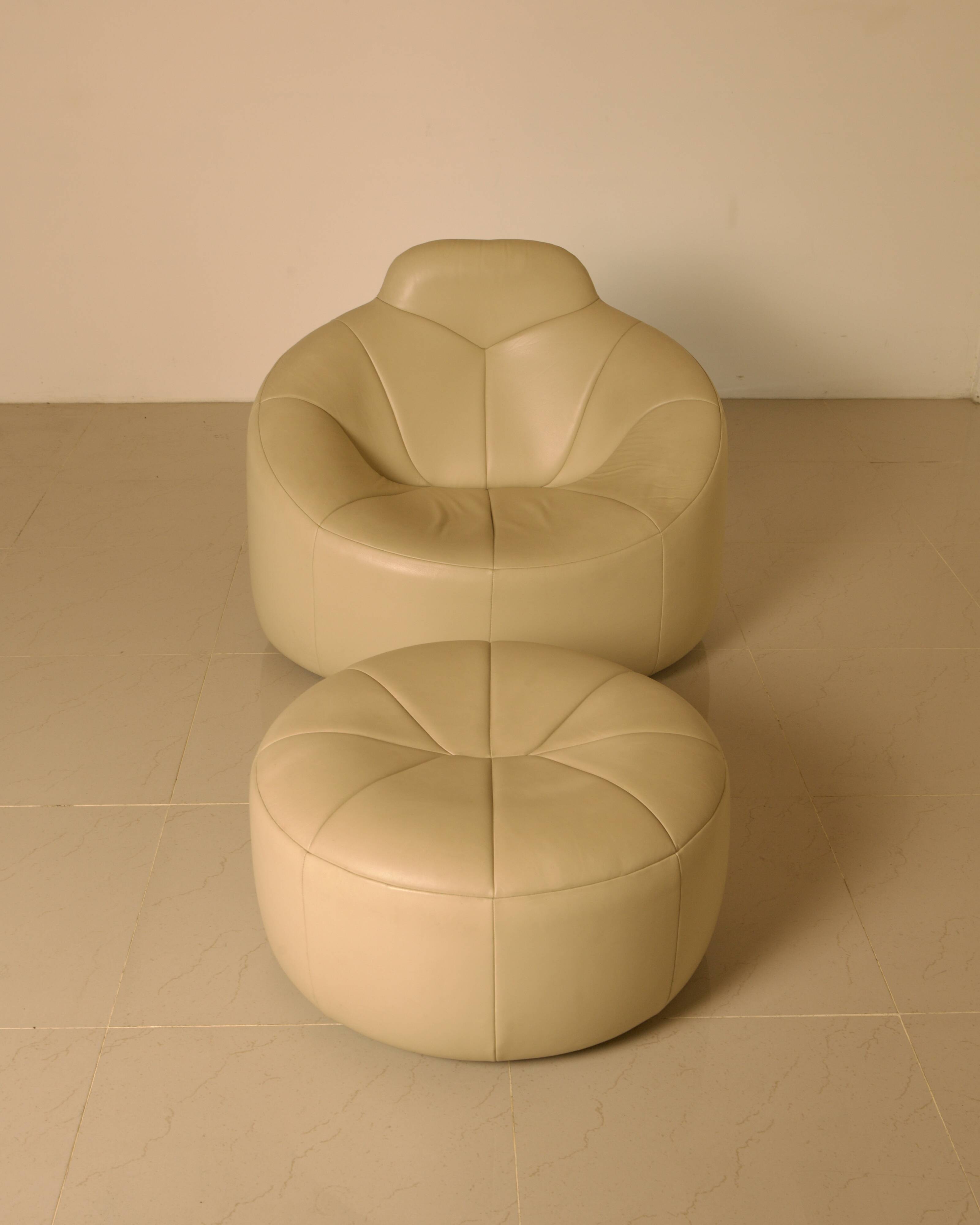 "Pumpkin" armchair set and its cream leather ottoman by Pierre Paulin
