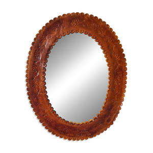 Miroir en cuir repoussé,