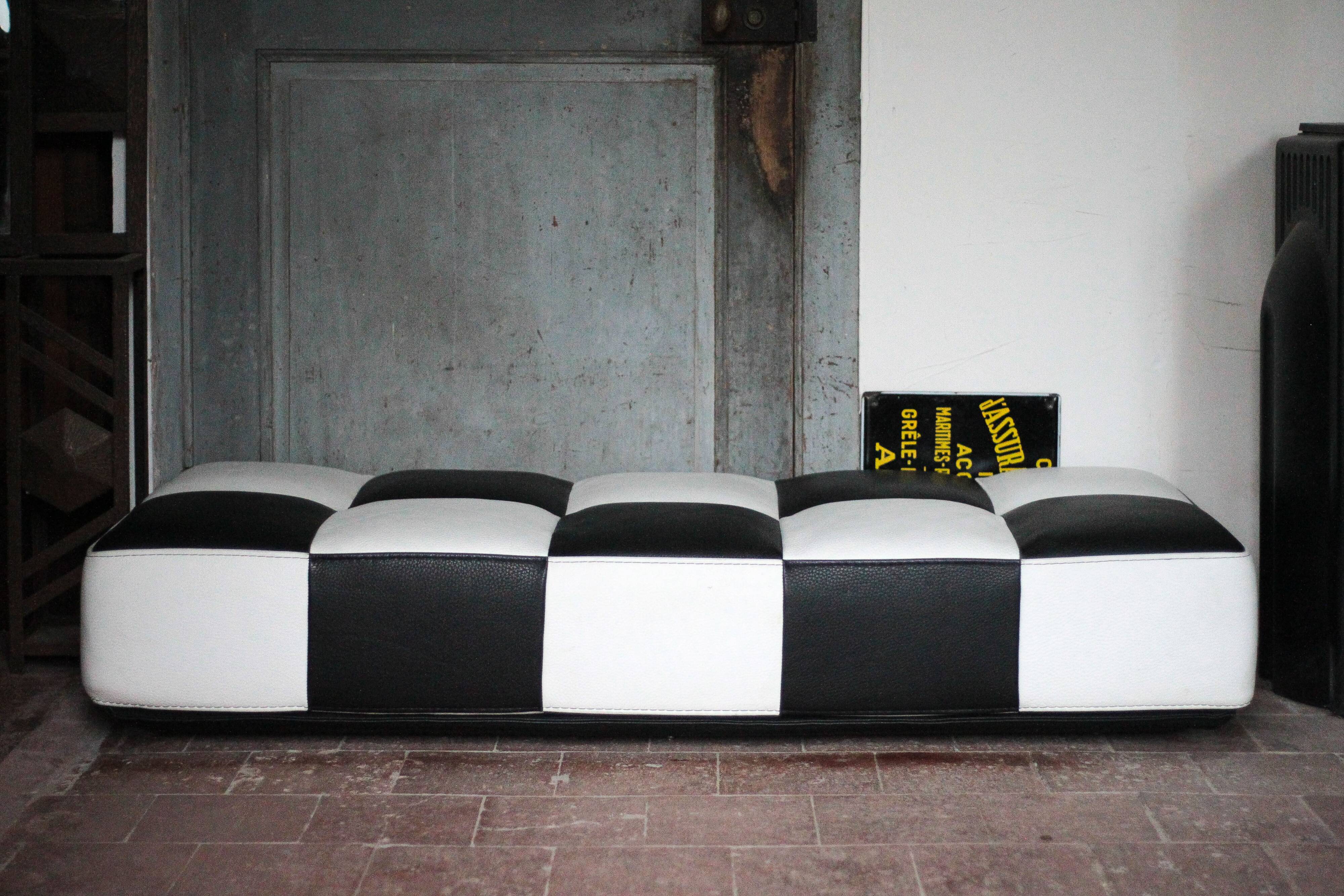 Banquette Roche Bobois cuir damier noir et blanc, banquette basse