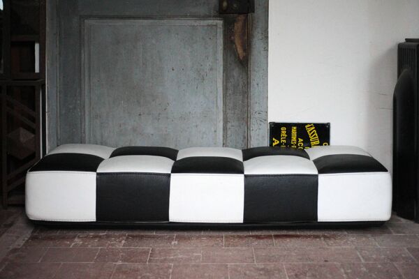 Banquette Roche Bobois cuir damier noir et blanc, banquette basse