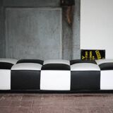 Banquette Roche Bobois cuir damier noir et blanc, banquette basse