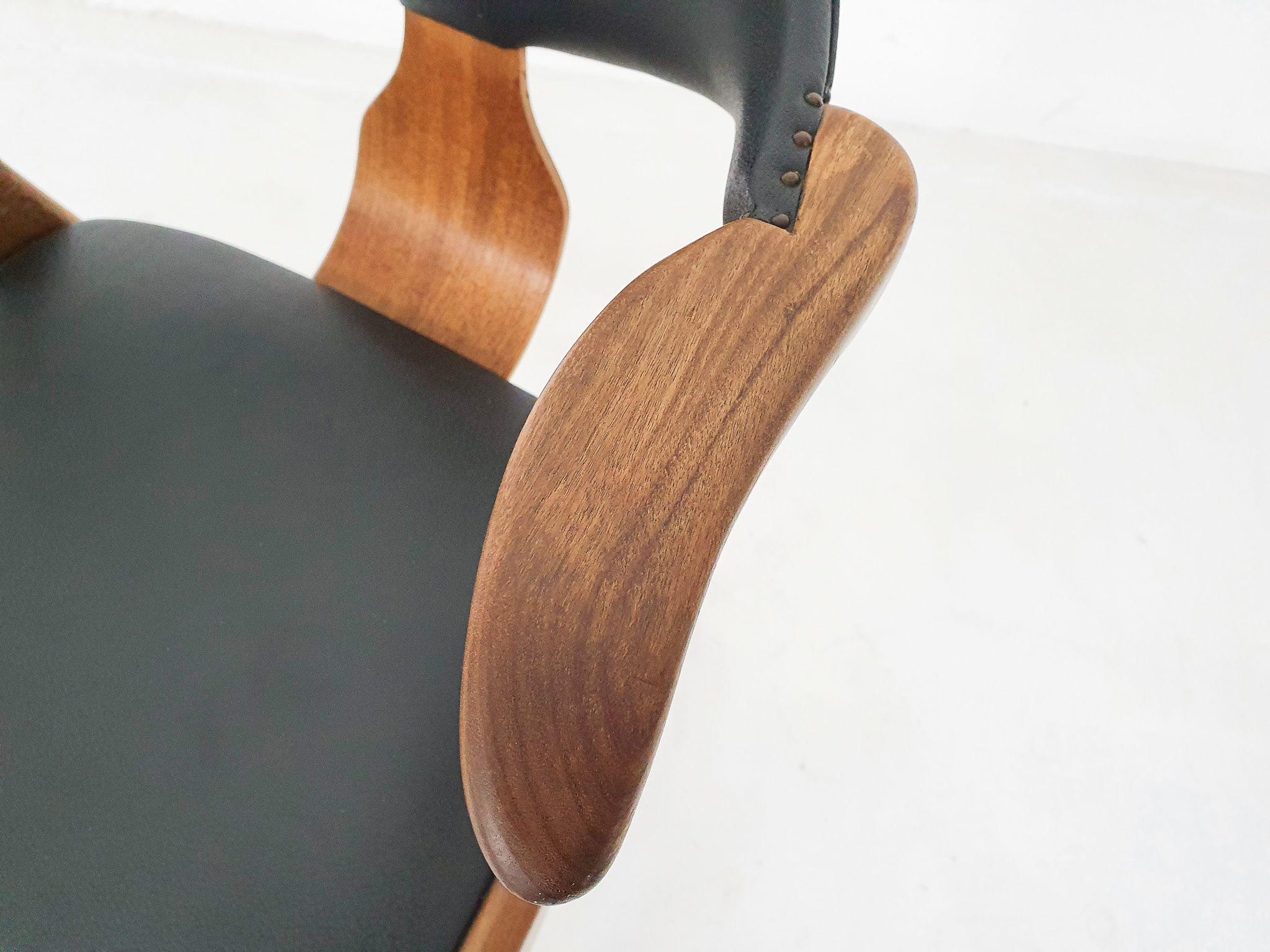 Chaise en teck et vinyle « cowhorn » par AWA, Pays-Bas années 1950