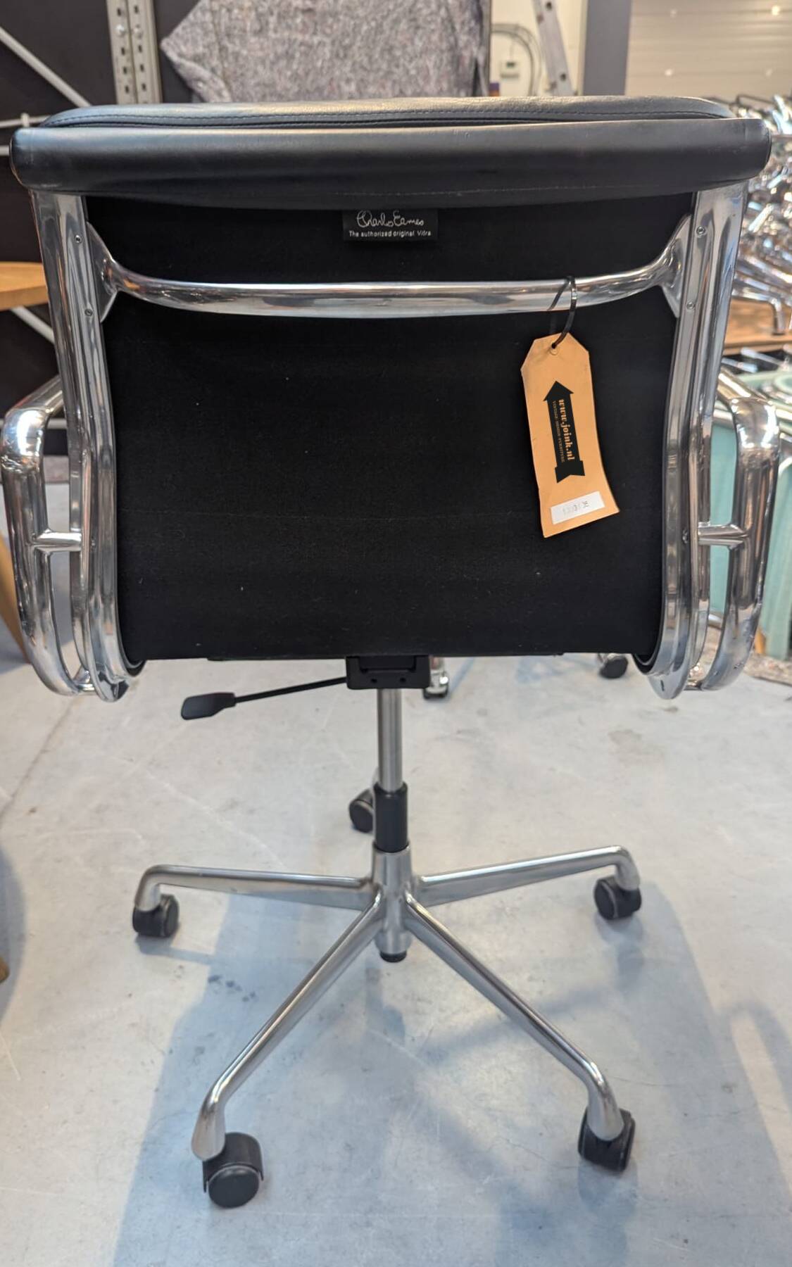 Charles & Ray Eames EA217 Office Chair in Chrome and Black leather, Vitra