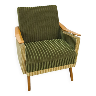 Groen fluweel stoffen fauteuil met houten leuningen