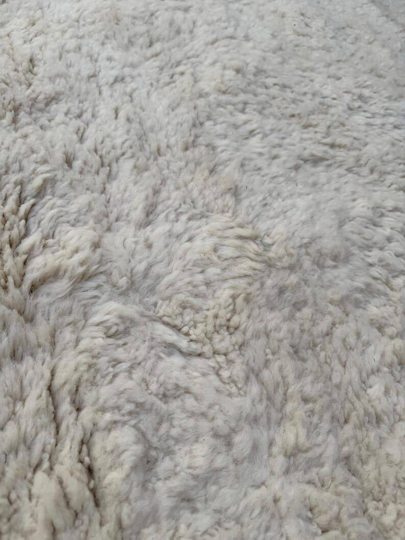 Traditional hand-woven white Berber rug, size 150 x 250 cm