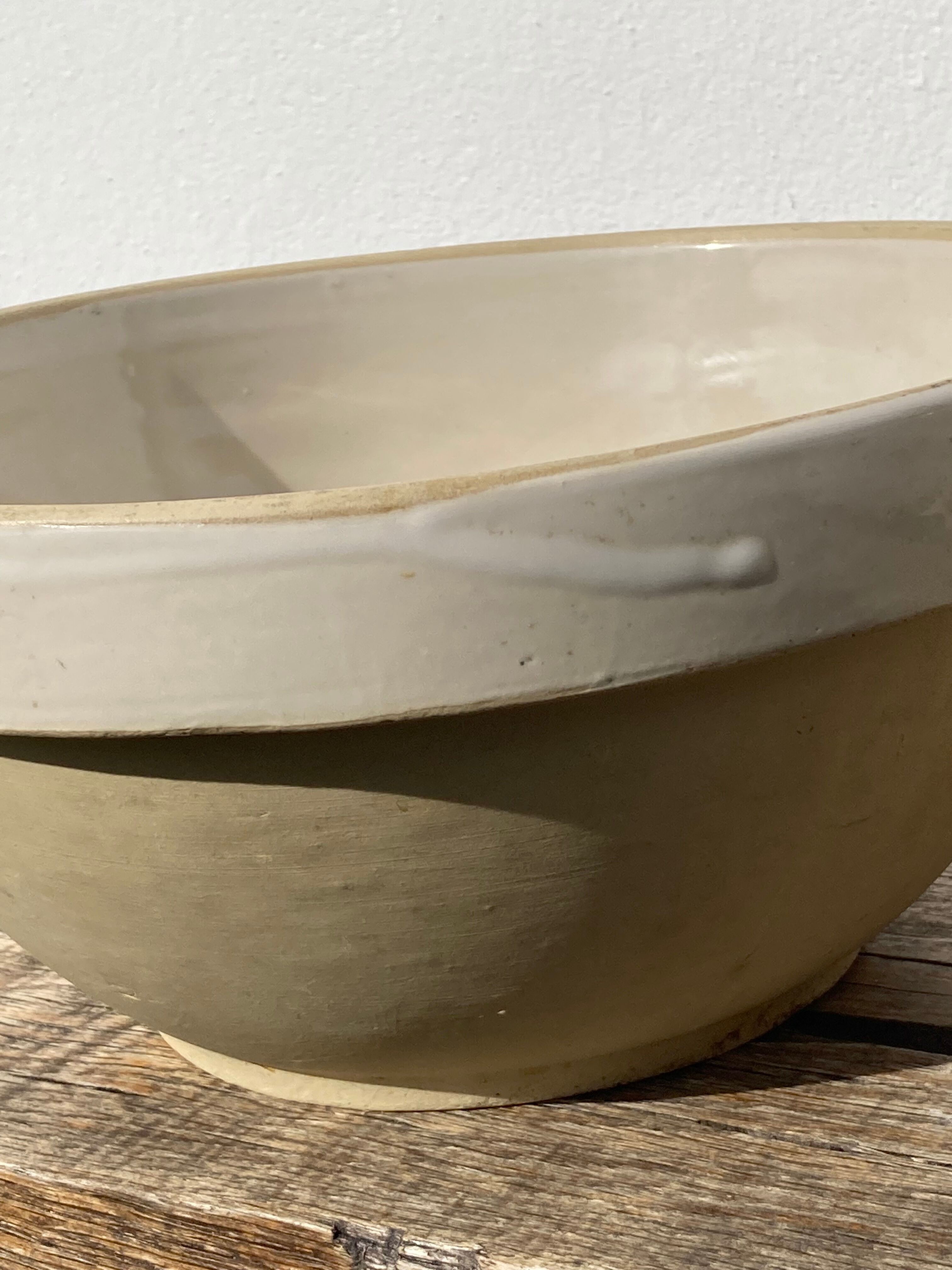 Duo of large salad bowl in beige and white vintage countryside