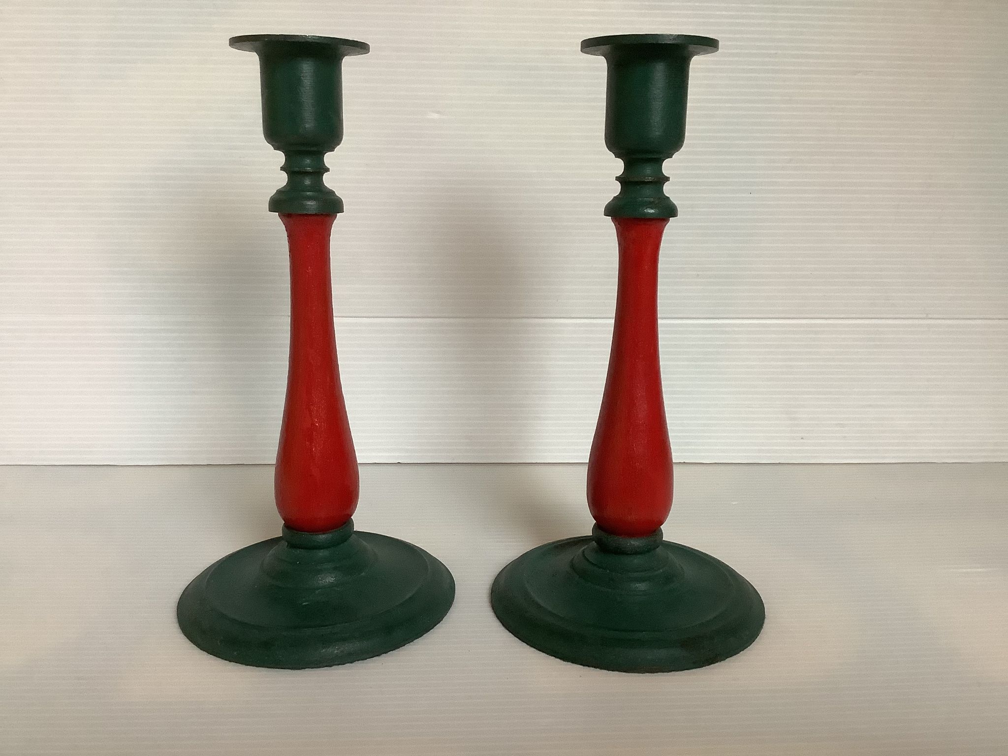 Paire de bougeoirs en fonte et bois