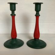 Paire de bougeoirs en fonte et bois