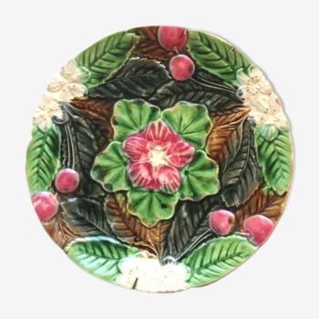 Assiette barbotine art déco nouveau fleurs feuilles cerises, signée orchies