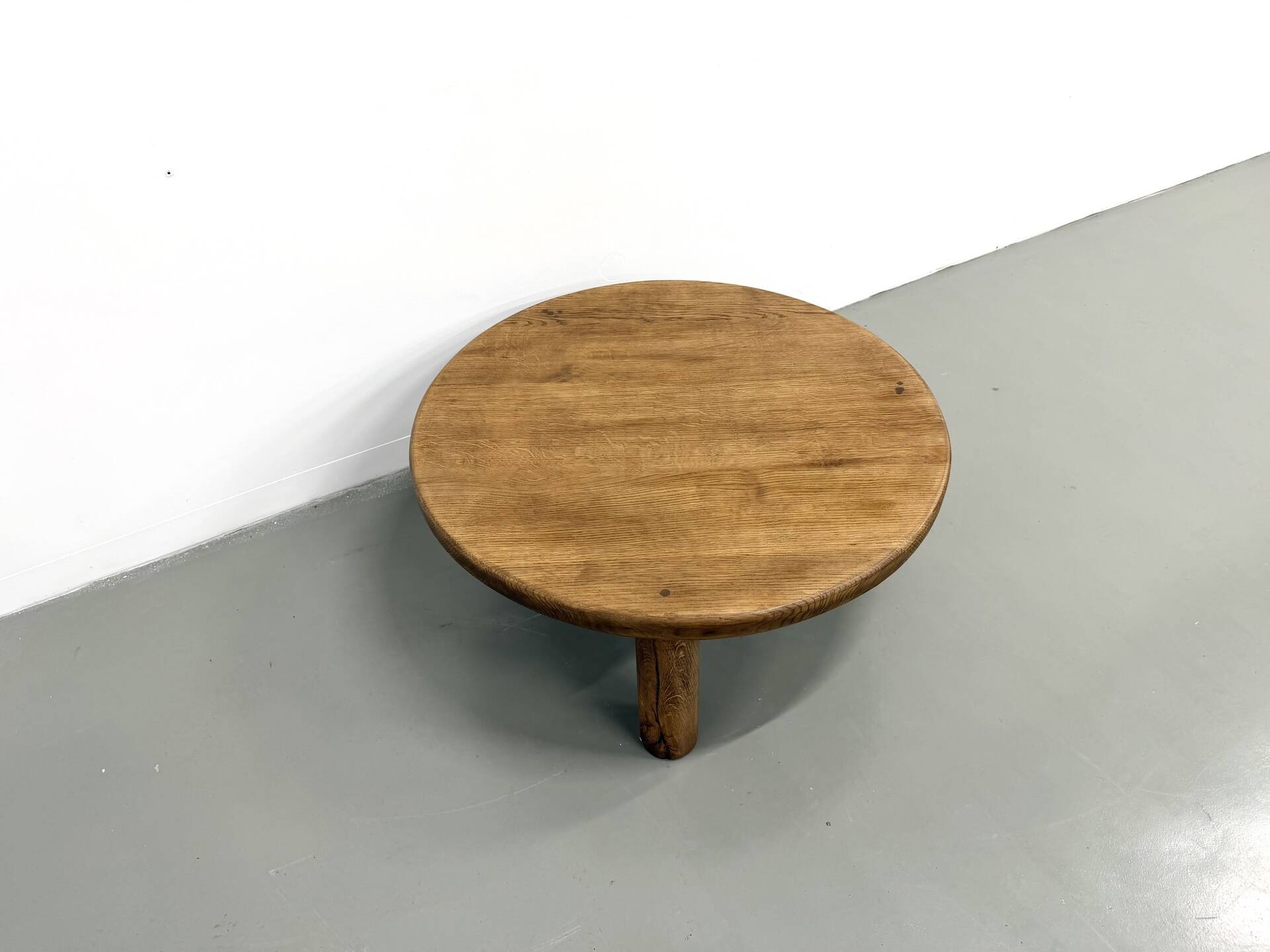 Modernist tripod coffee table in solid oak, DLG Perriand, Chapo, years.