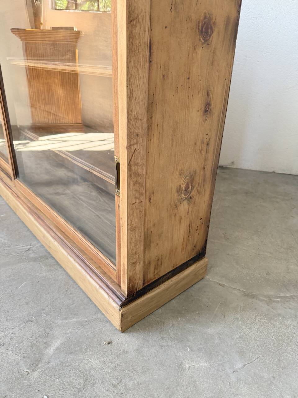 Enfilade vitrée en chêne, années 50